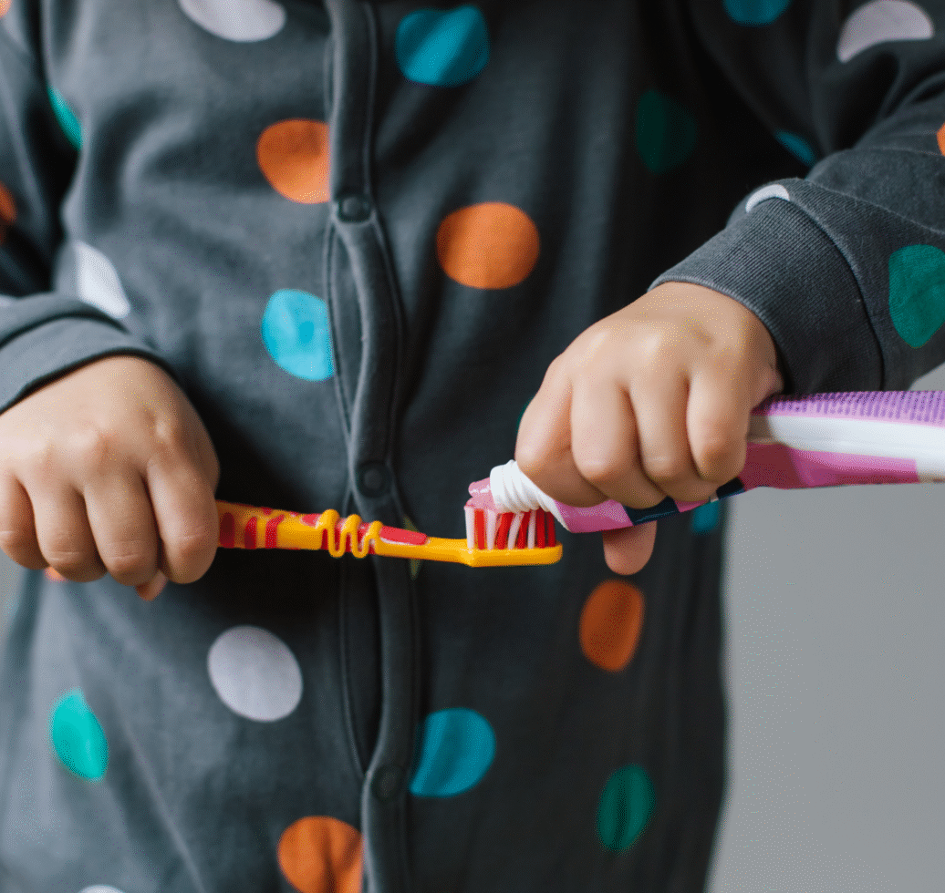 Un dentifrice fluoré adapté à son âge.